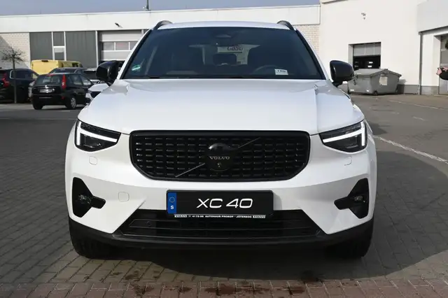 Volvo XC40 view 8