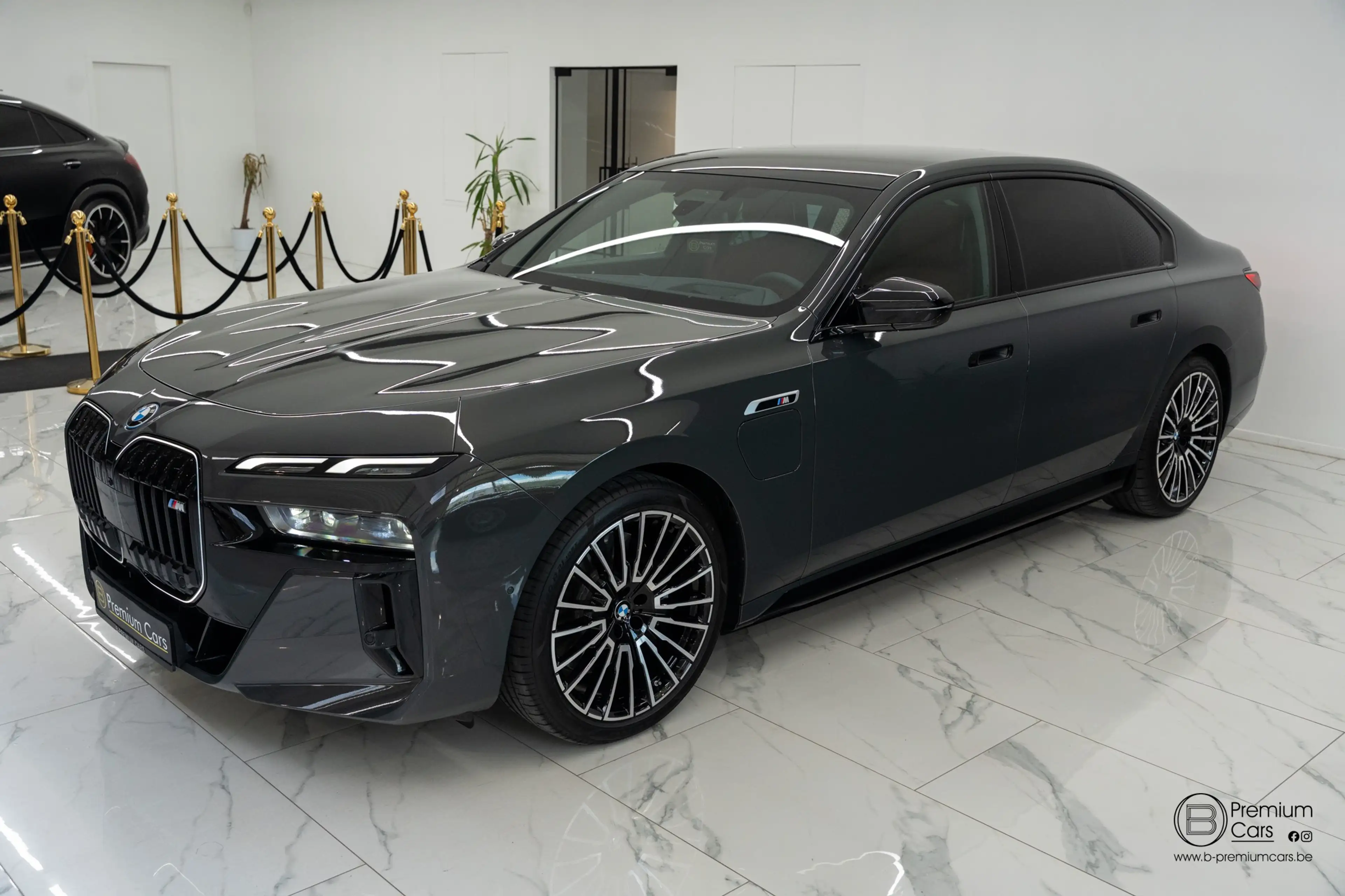 BMW 760 xDrive Individual! FULL OPTIONS! Black pack! — photo 4