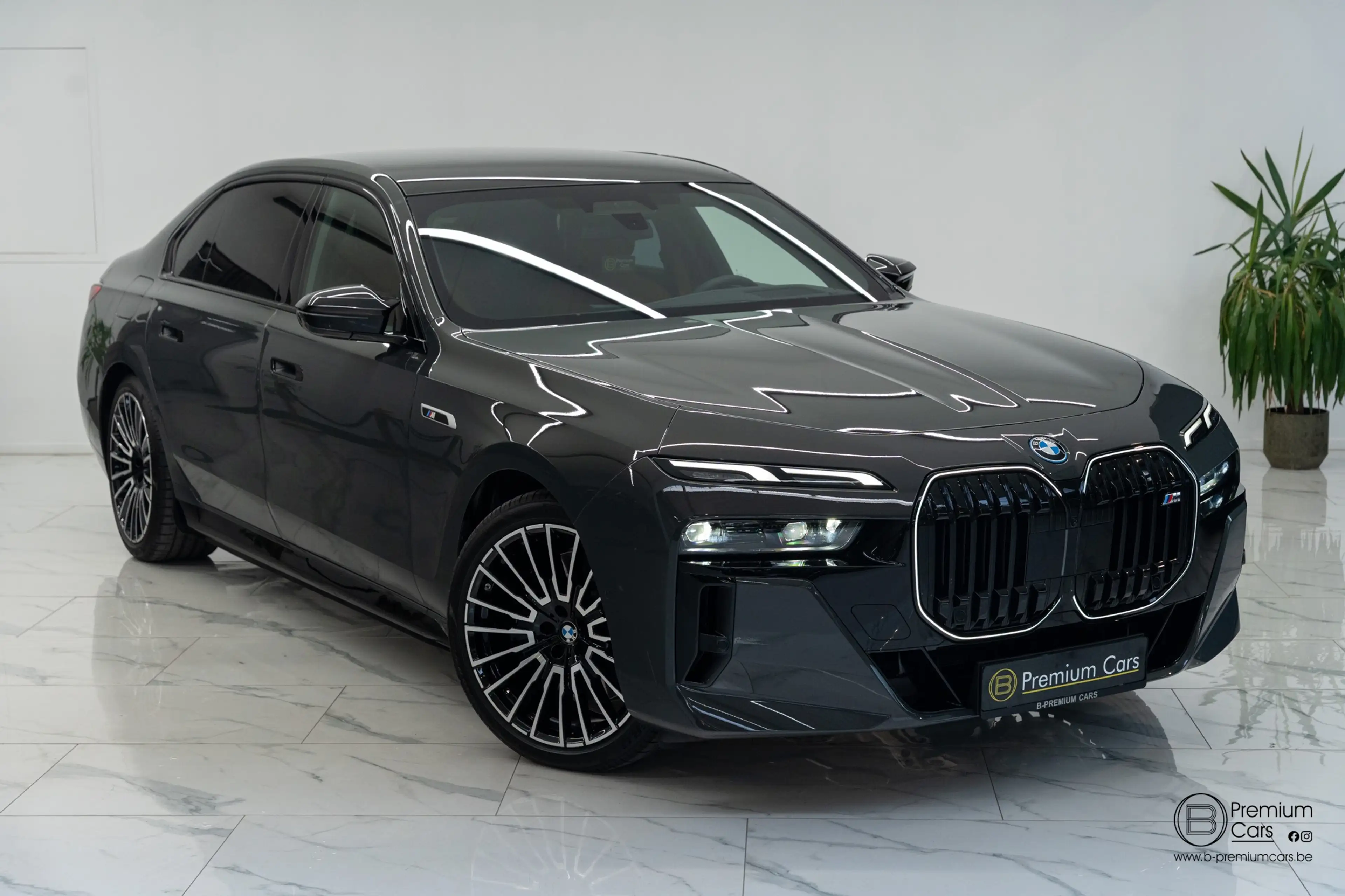 BMW 760 xDrive Individual! FULL OPTIONS! Black pack! — photo 8