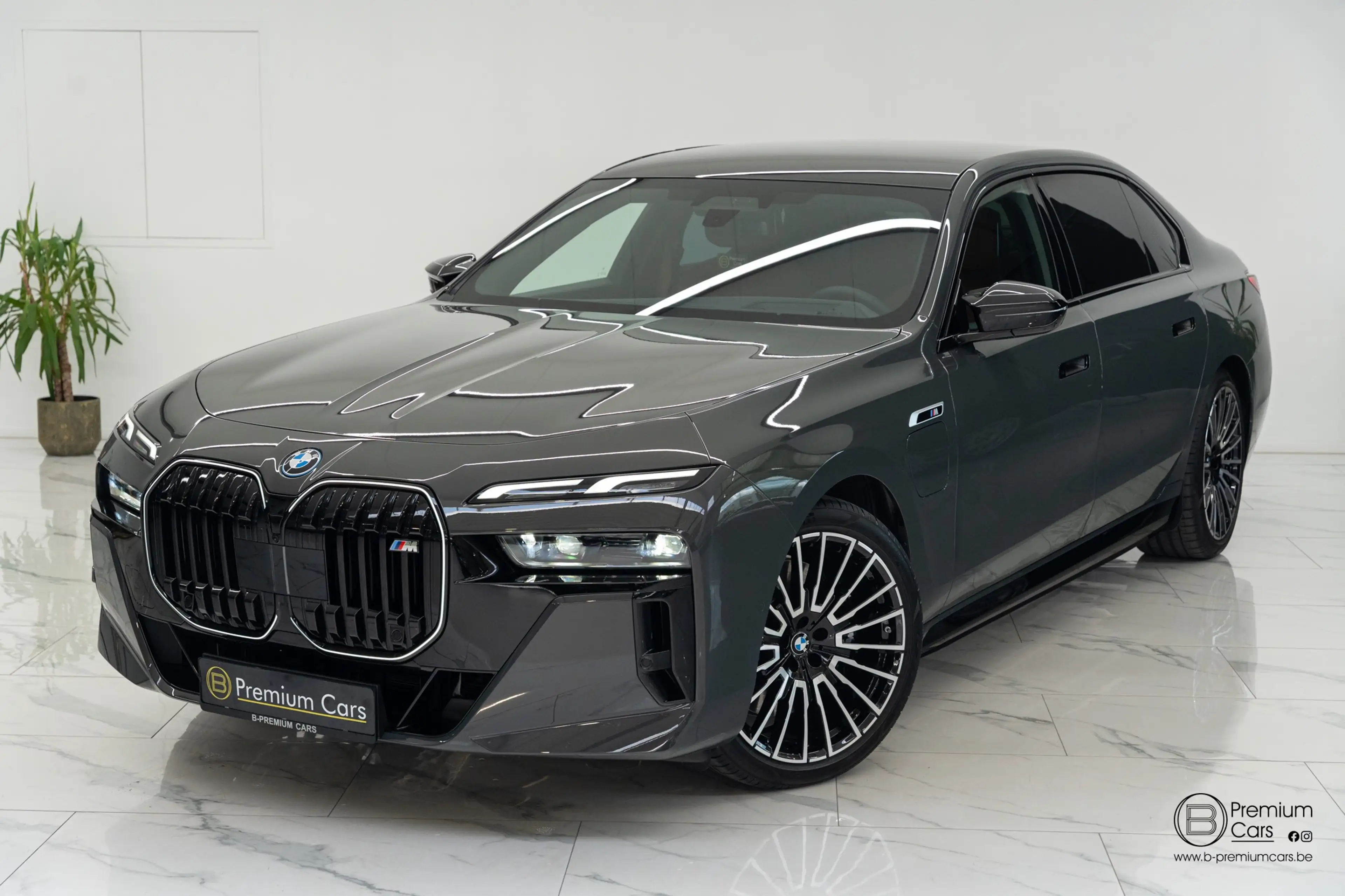 BMW 760 xDrive Individual! FULL OPTIONS! Black pack! — photo 2