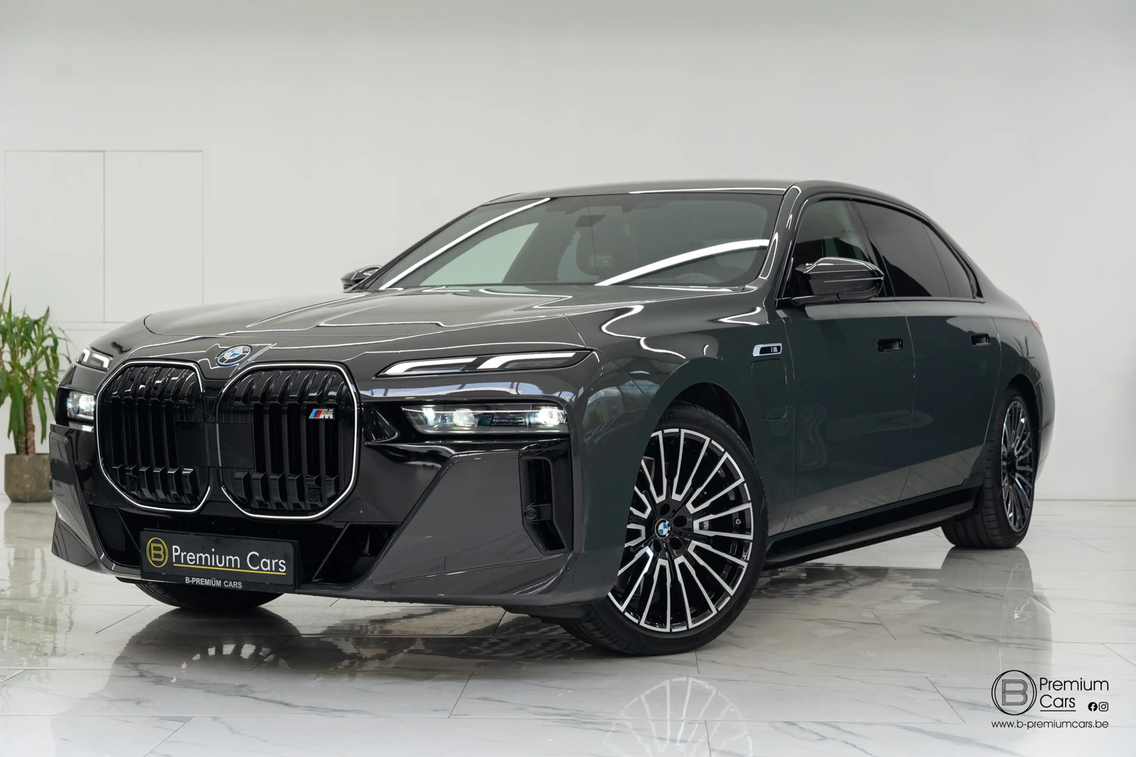 BMW 760 xDrive Individual! FULL OPTIONS! Black pack!