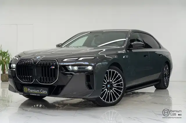 BMW 760 xDrive Individual! FULL OPTIONS! Black pack!