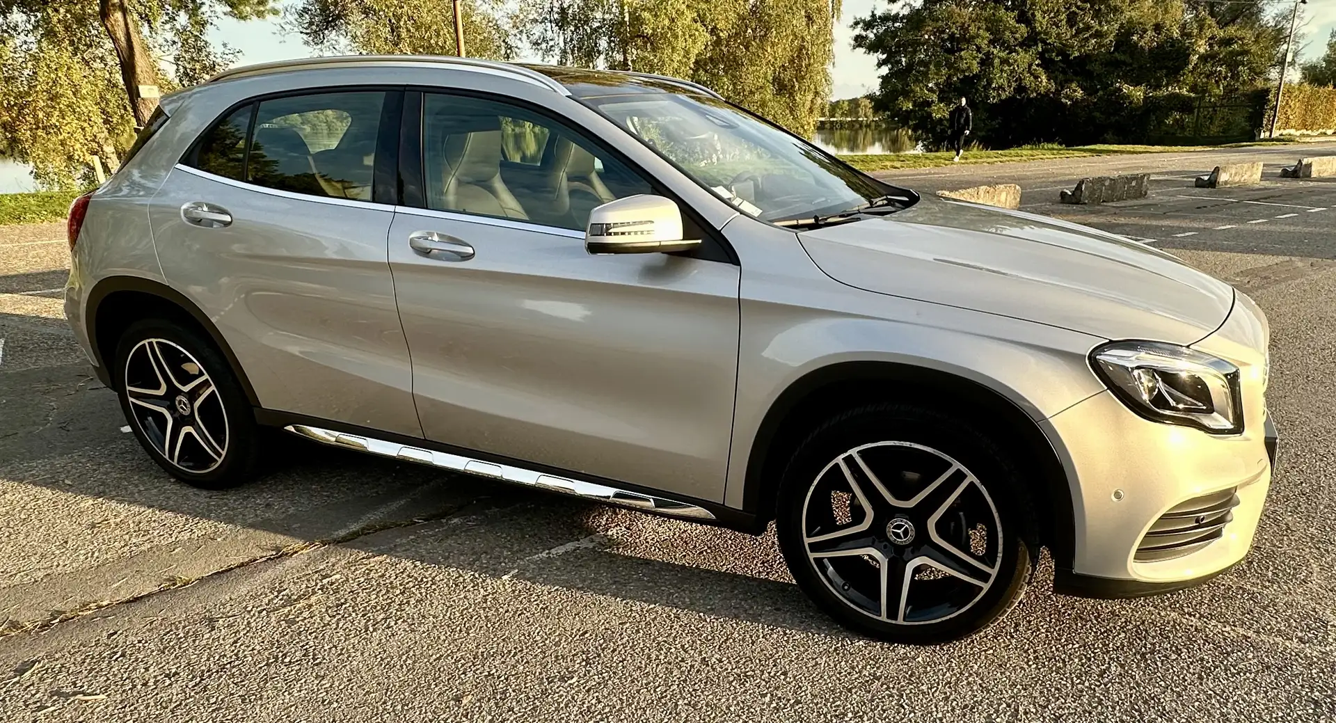 Mercedes-Benz GLA 180 Argent - 2