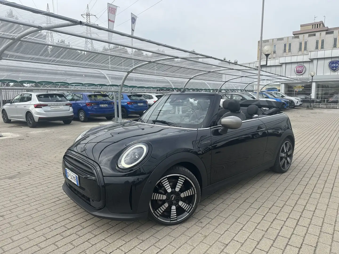 MINI Cooper Cabrio Mini 1.5 Cooper Yours Cabrio Schwarz - 2