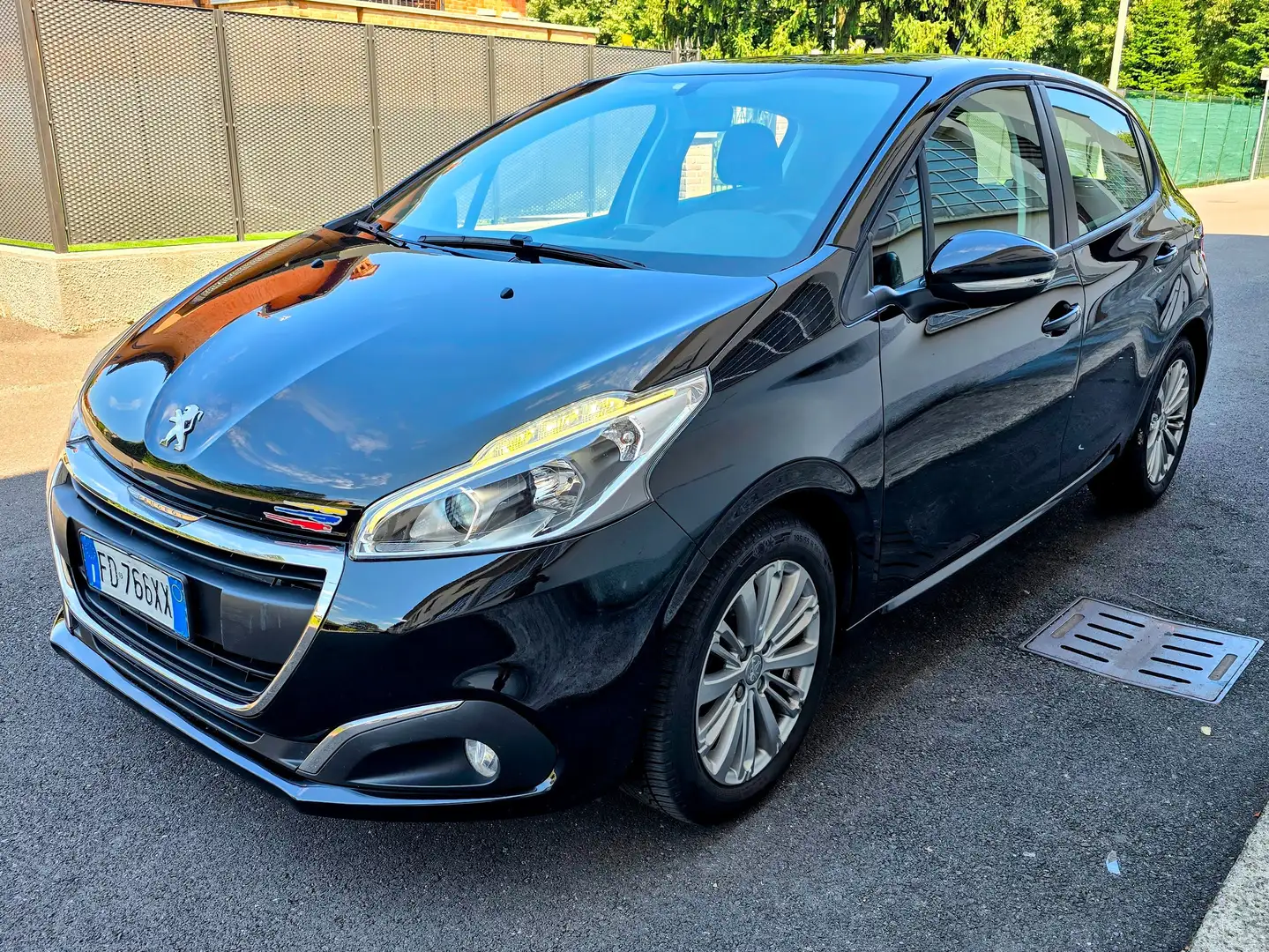 Peugeot 208 208 I 2015 5p 1.2 puretech Allure 82cv Zwart - 1