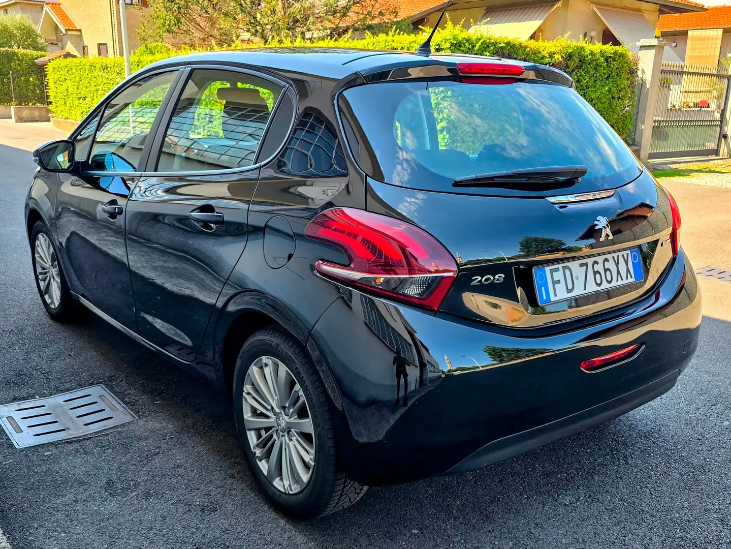 Peugeot 208 208 I 2015 5p 1.2 puretech Allure 82cv Zwart - 2