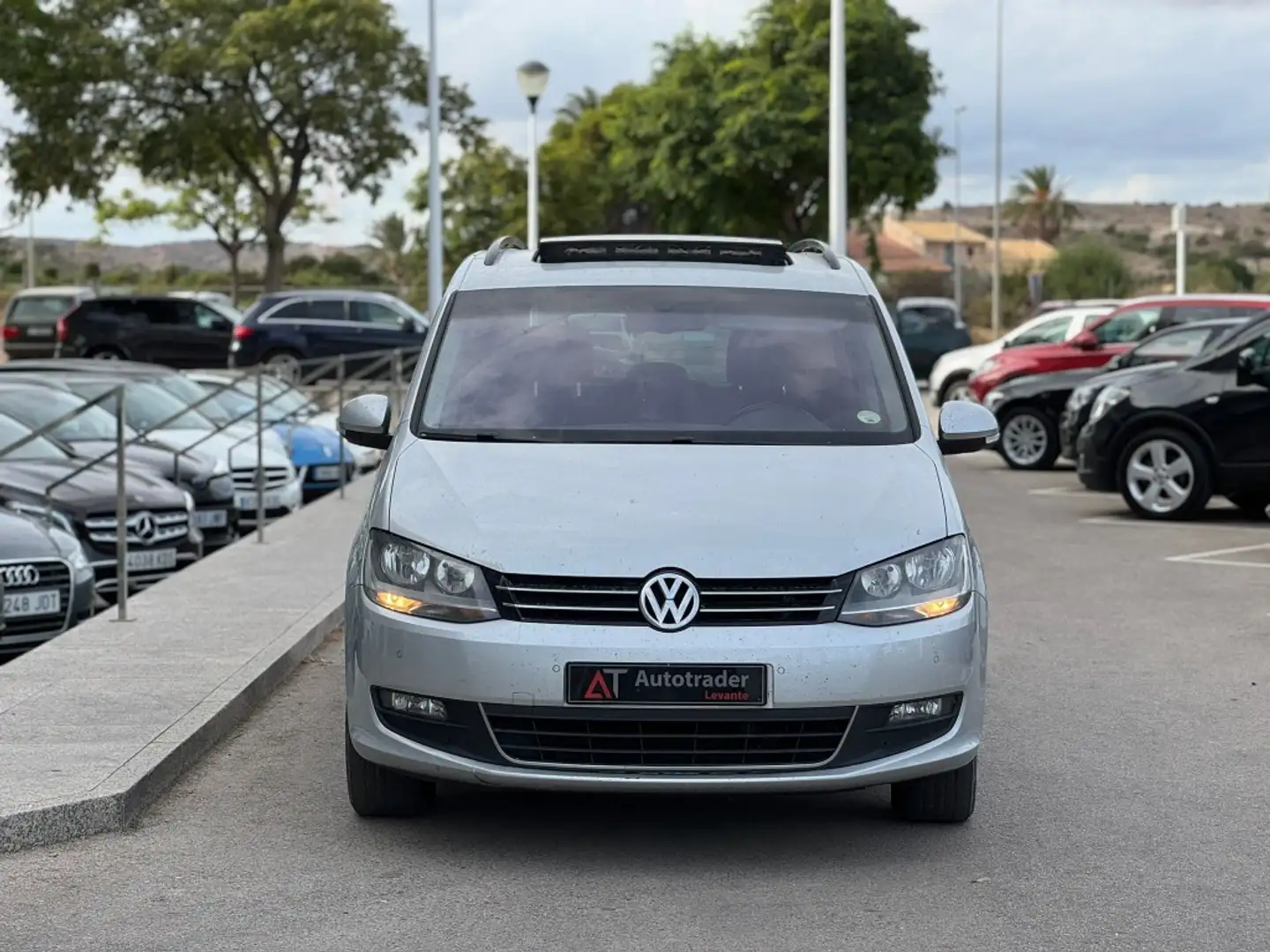 Volkswagen Sharan 2.0TDI Travel BMT 140 Plateado - 2