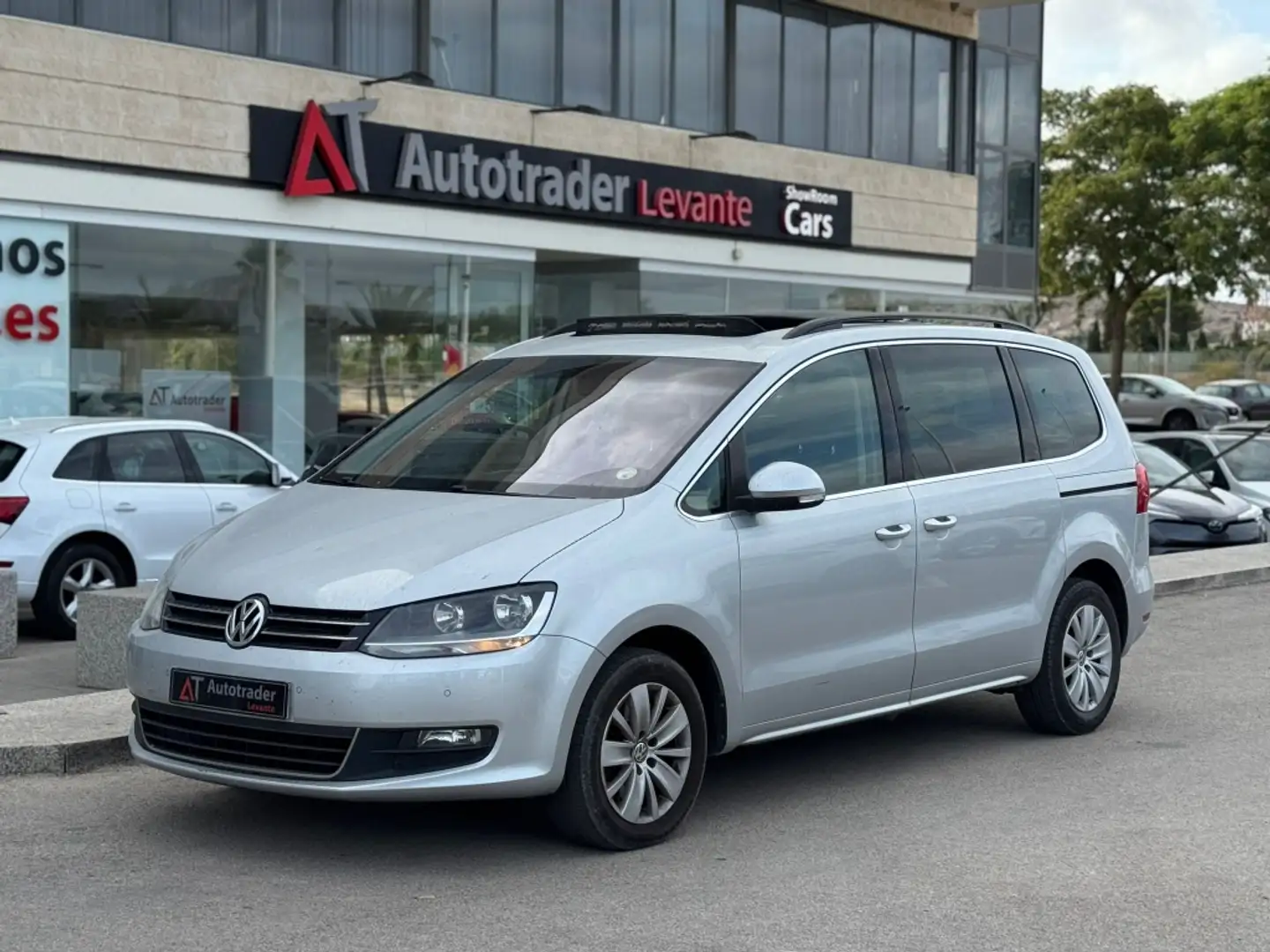 Volkswagen Sharan 2.0TDI Travel BMT 140 Plateado - 1