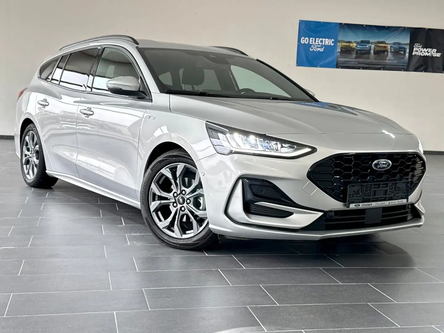 Ford Focus Turnier 1.0 EcoBoost ST-Line MHEV AHK/iACC Silber - 2
