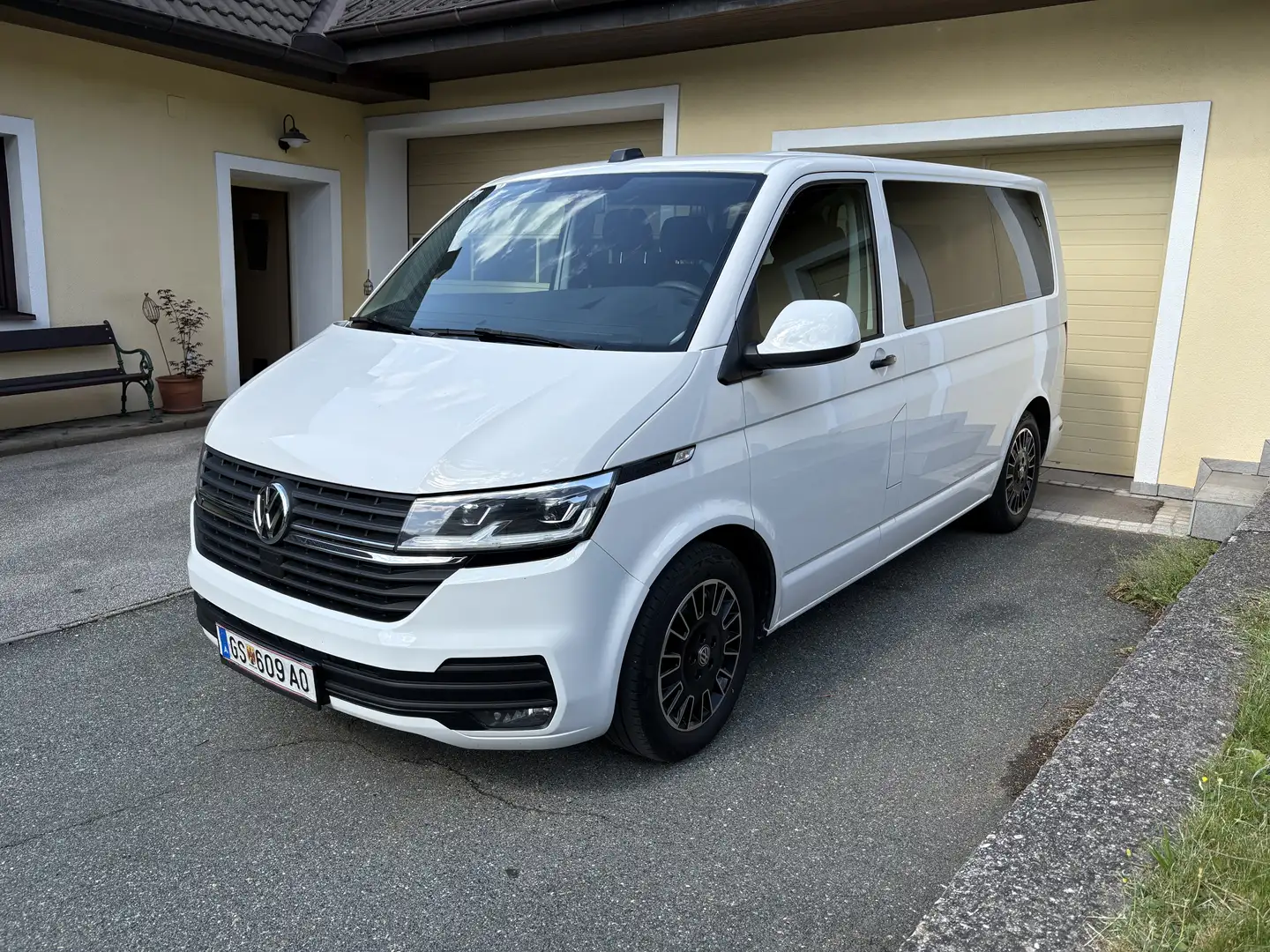 Volkswagen T6.1 Kombi KR 2,0 TDI - 1