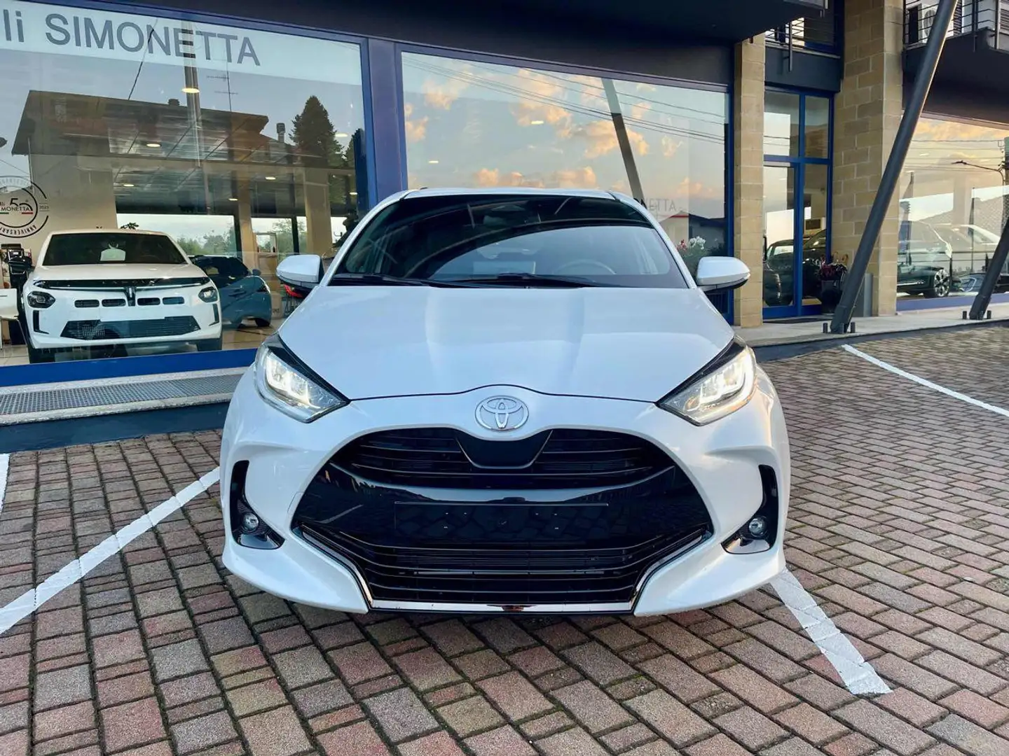 Toyota Yaris 1.5 130 Hybrid 5 porte Lounge - NUOVA Bianco - 2
