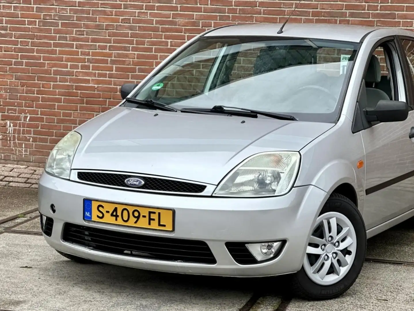 Ford Fiesta 1.4-16V Ambiente Сірий - 2