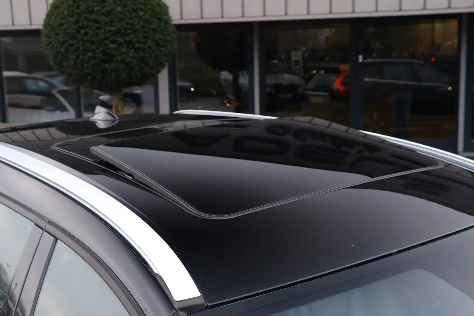 Volvo XC60 2.0 T5 FWD R-Design Panodak Trekhaak NL Auto Deale Schwarz - 2