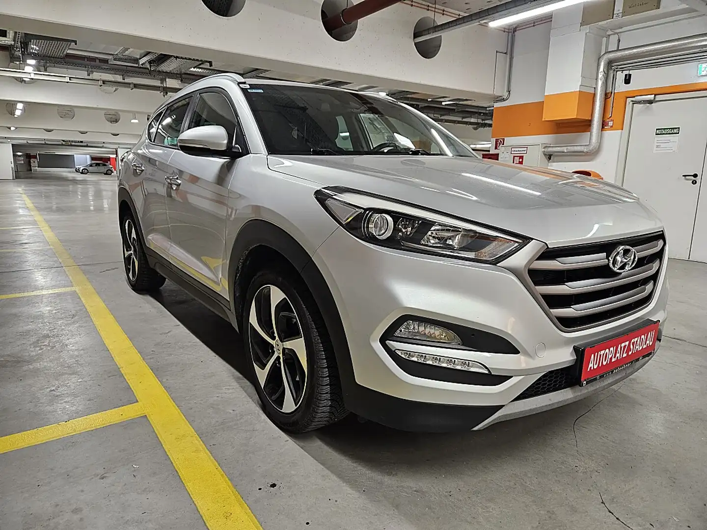 Hyundai TUCSON Tucson 1,7 CRDI Start-Stopp Business Class DCT ... Silber - 2
