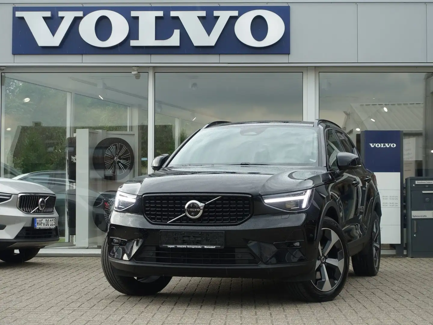 Volvo XC40 B3 Plus Dark/360°Cam/AHK/Memory/BLIS/LED Schwarz - 1