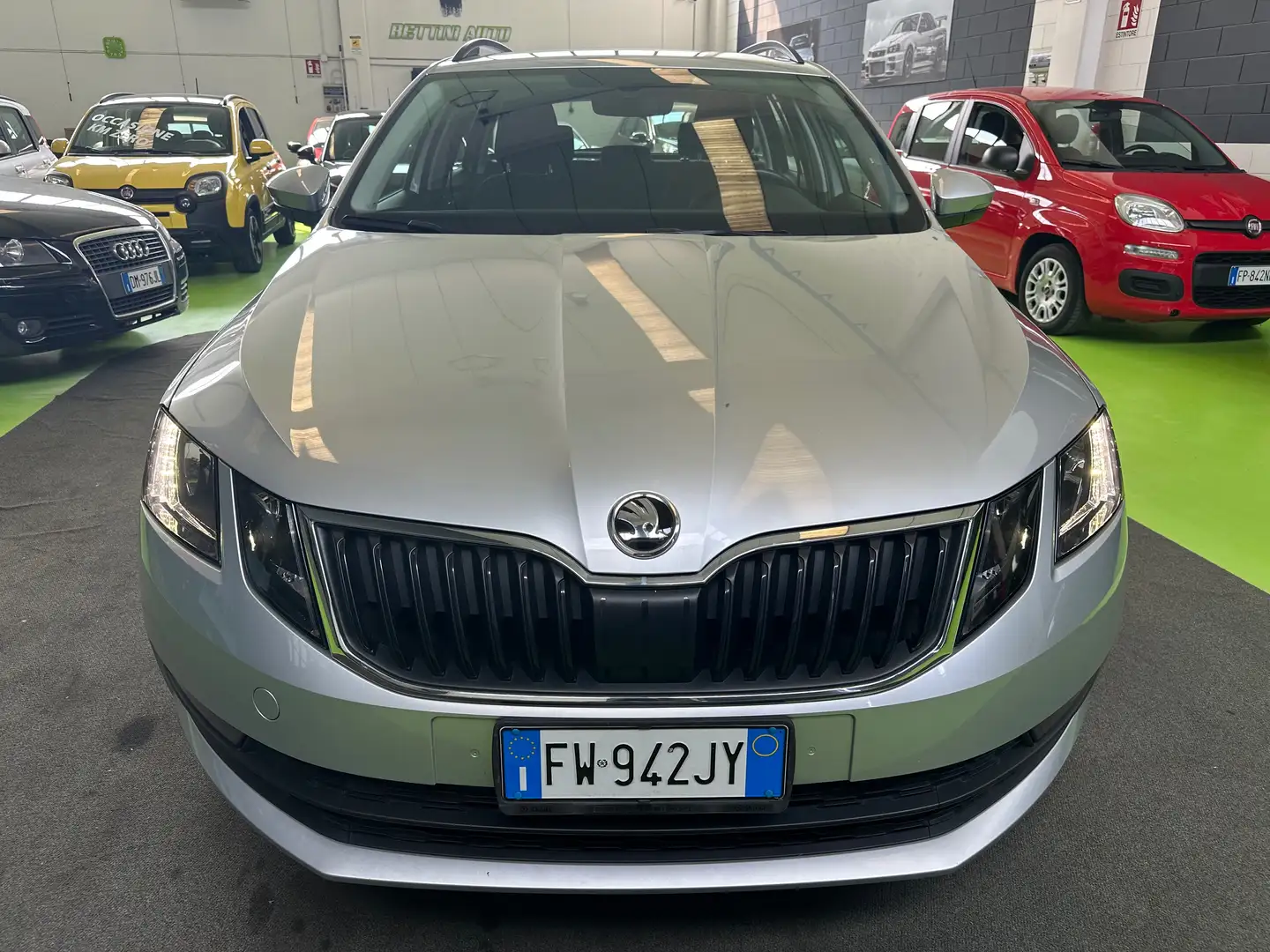 Skoda Octavia Wagon 1.0 tsi Executive 115cv dsg Plateado - 2