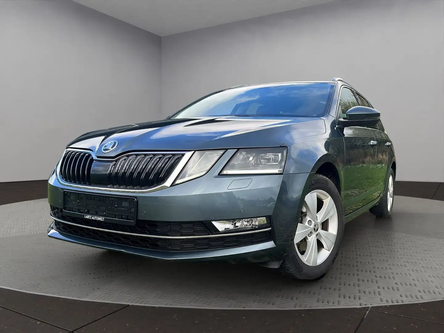 Skoda Octavia Combi. LED/AHK/ACC/CarPlay/Lenkradheiz. Gris - 2