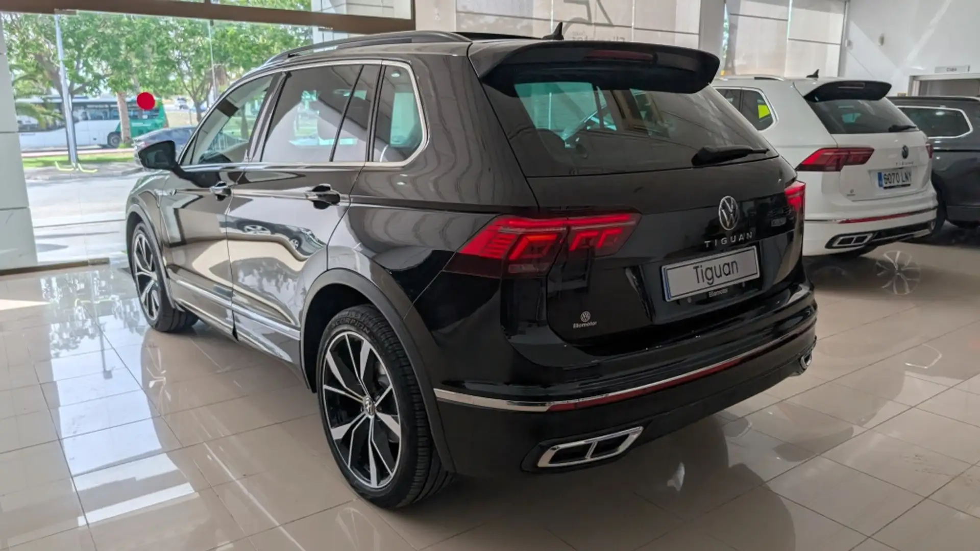 Volkswagen Tiguan 2.0TDI R-Line DSG 110kW Negro - 2