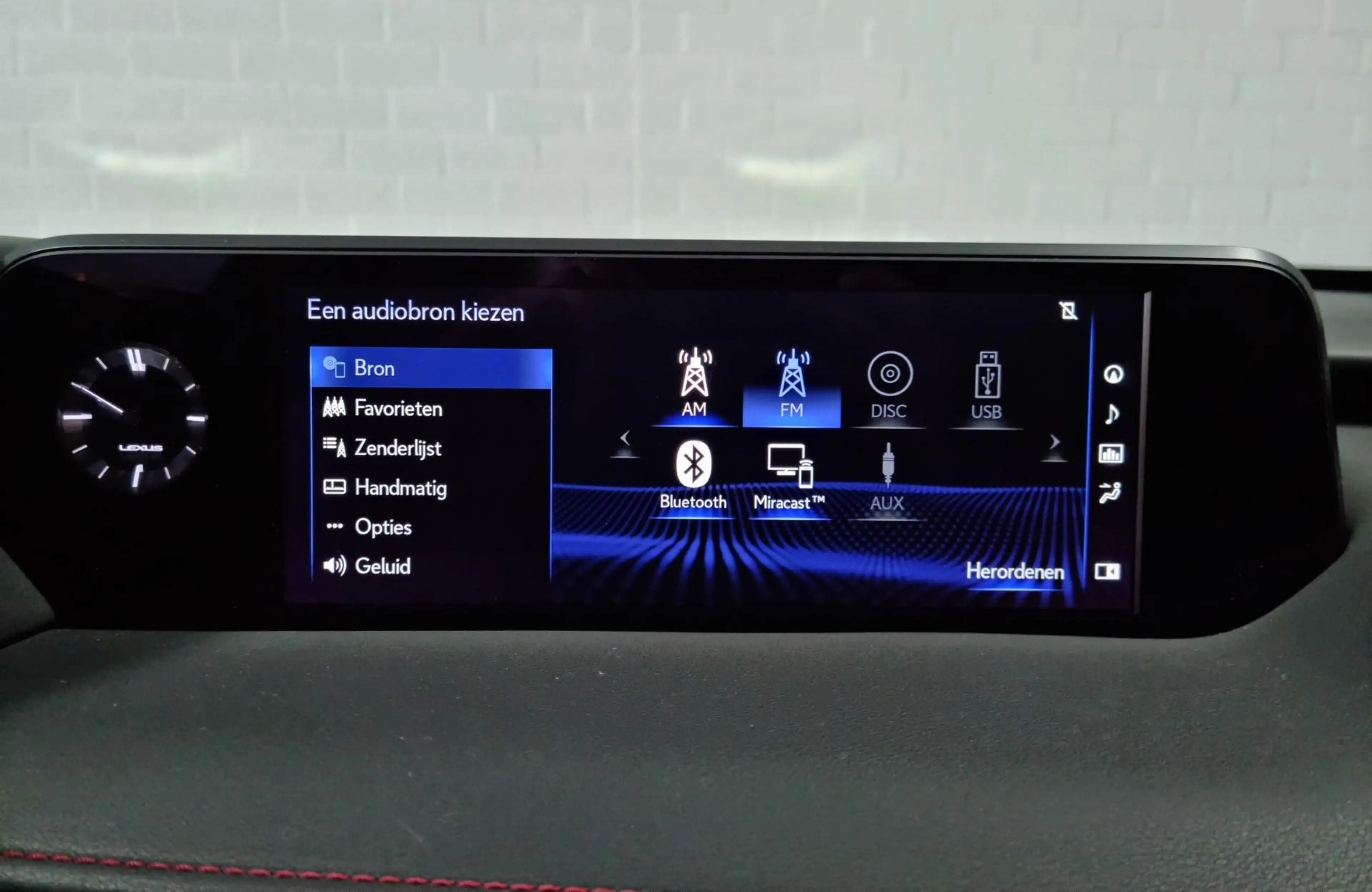 Lexus UX 250h F-Sport / PDC / Schuifdak / Trekhaak — photo 32
