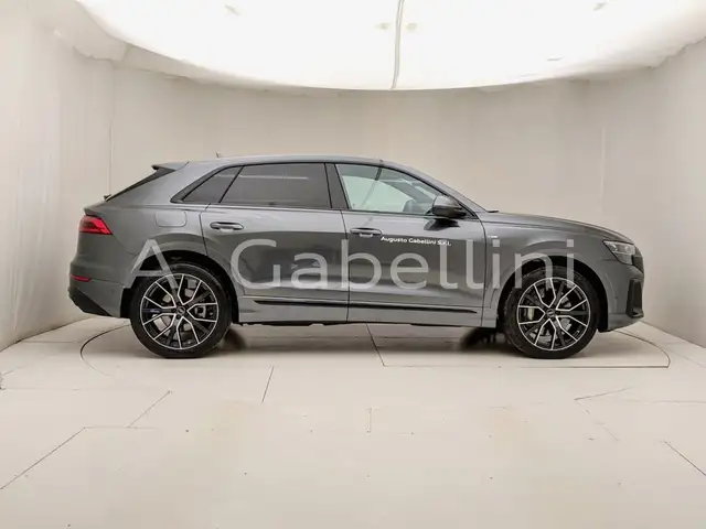 Audi Q8 view 3