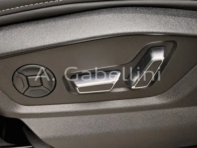Audi Q8 view 11