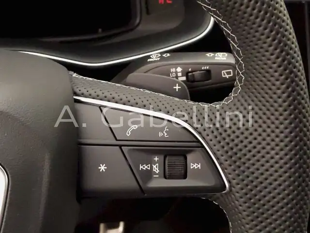 Audi Q8 view 15
