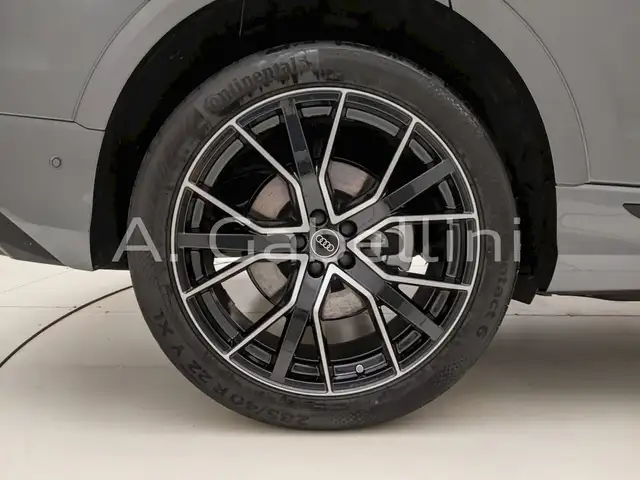 Audi Q8 view 9