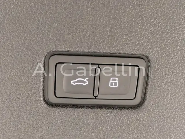 Audi Q8 view 10