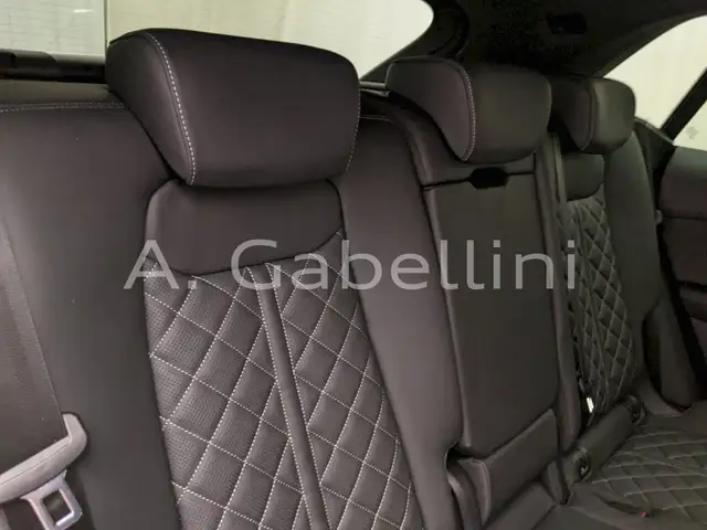 Audi Q8 view 8