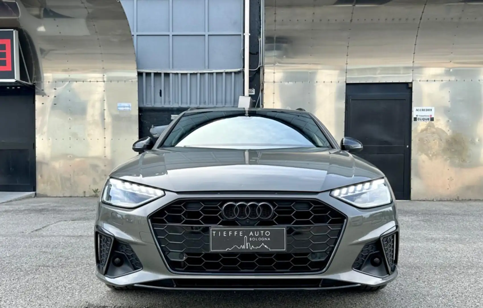 Audi A4 Avant 40 TDI quattro S tronic S line edition Grau - 2