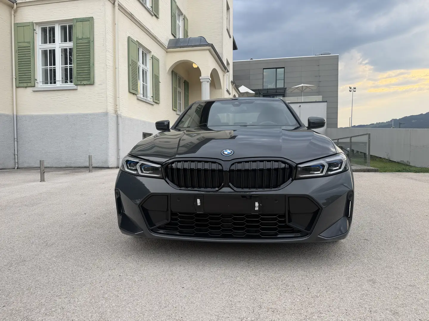 BMW 320 320e PHEV Aut. Grau - 2