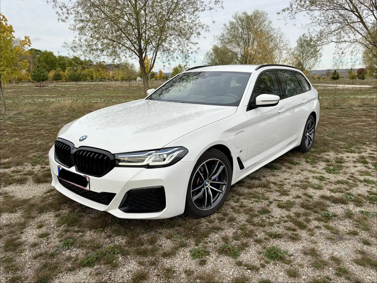BMW 530 530e Touring Aut. / M-SPORT / Head-UP / Laser /App Weiß - 1