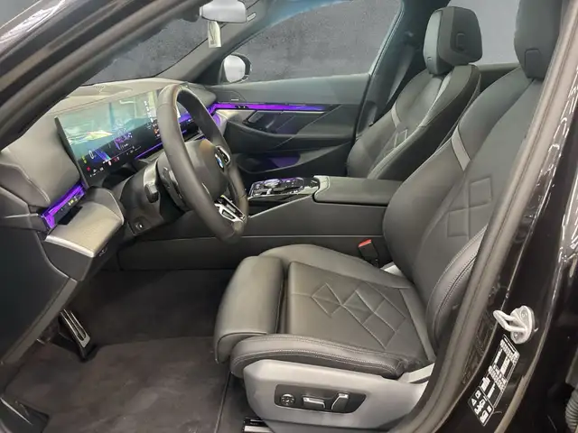 BMW 5 Series view 8