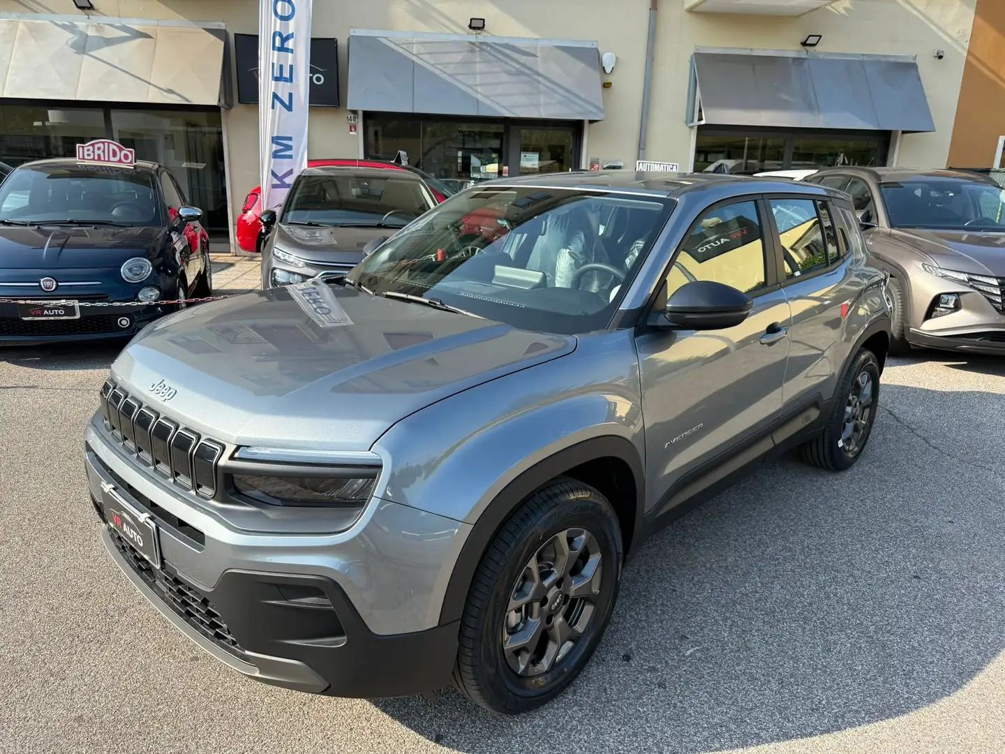Jeep Avenger 1.2 T e-hybrid mhev Longitude110cv edct6 KM ZERO Grijs - 1