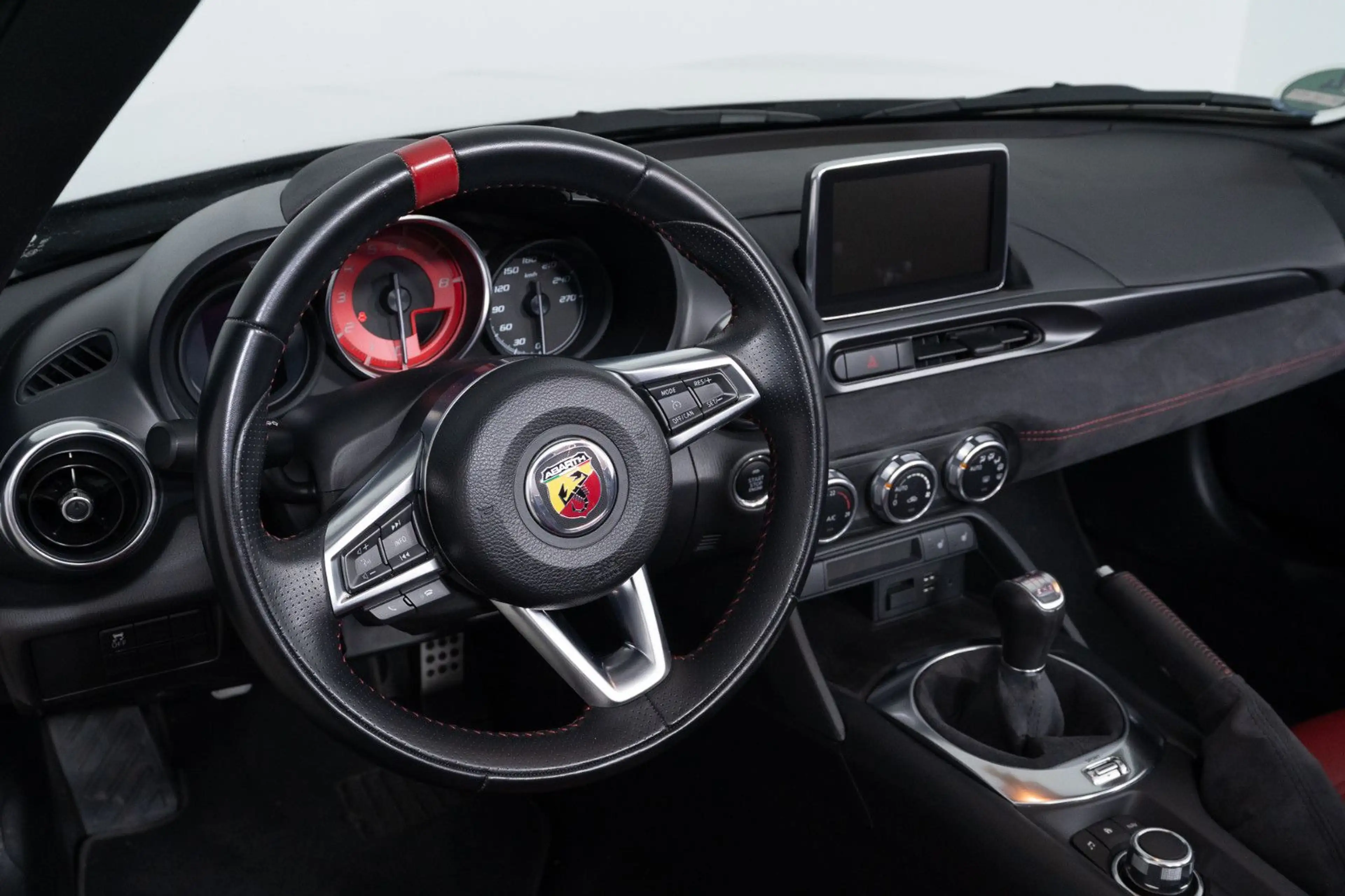 Abarth 124 Spider — photo 10