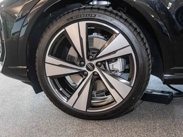 Audi Q5 view 5