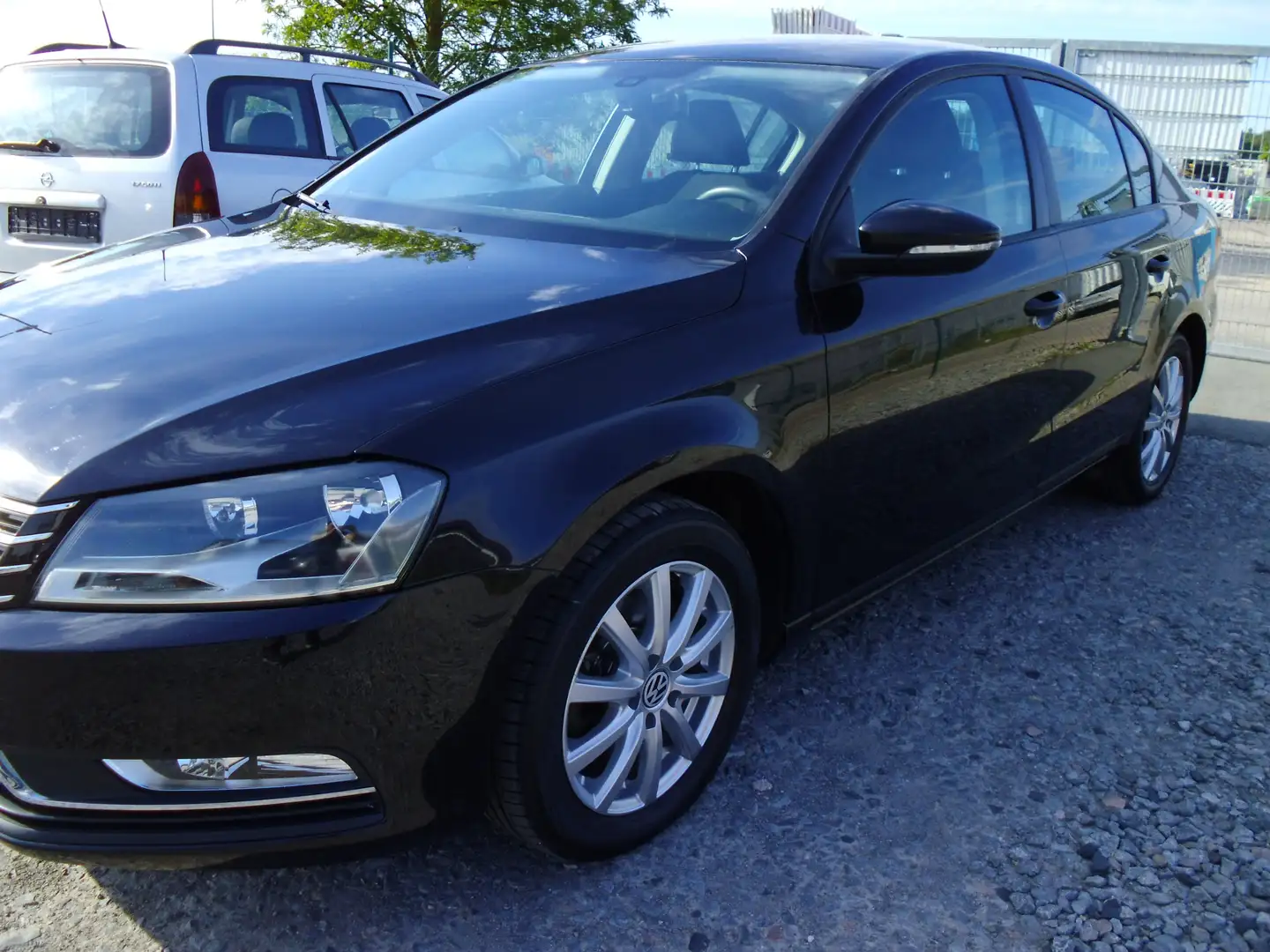 Volkswagen Passat 1.6 TDI BlueMotion/Trendline2.Hand/Klima/StartStop Schwarz - 2