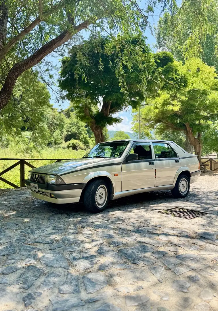 Alfa Romeo 75 Alfa Romeo 75 TwinSpark Silber - 1