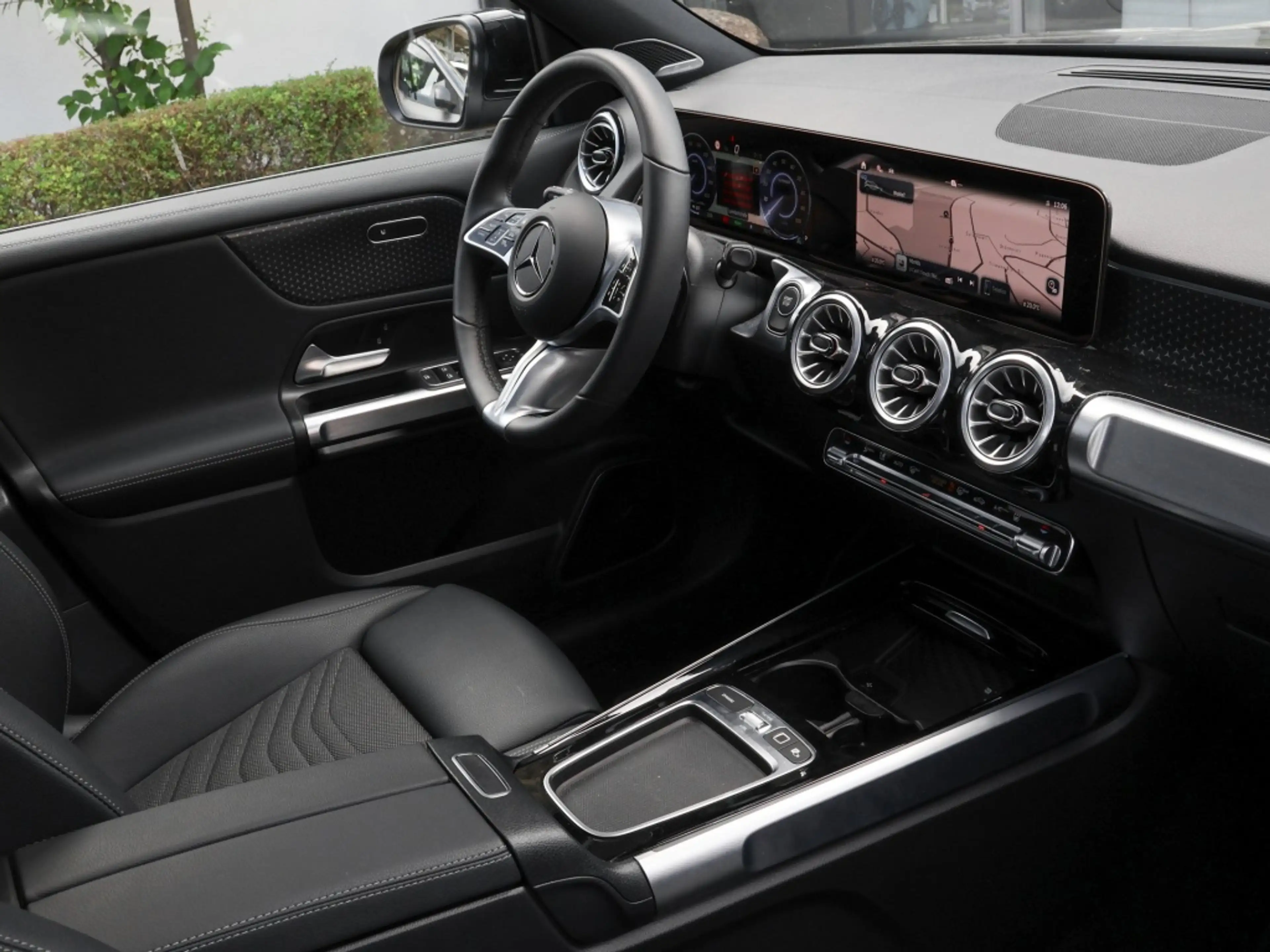 Mercedes-Benz EQB 350 4M Progressive/Pano/AHK/Burm/360/Ambi/18 — photo 4
