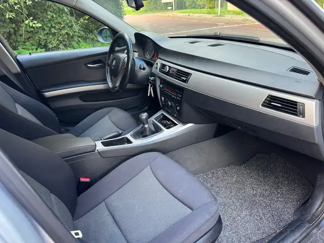 BMW 3 Series view 11