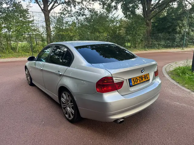 BMW 3 Series view 6