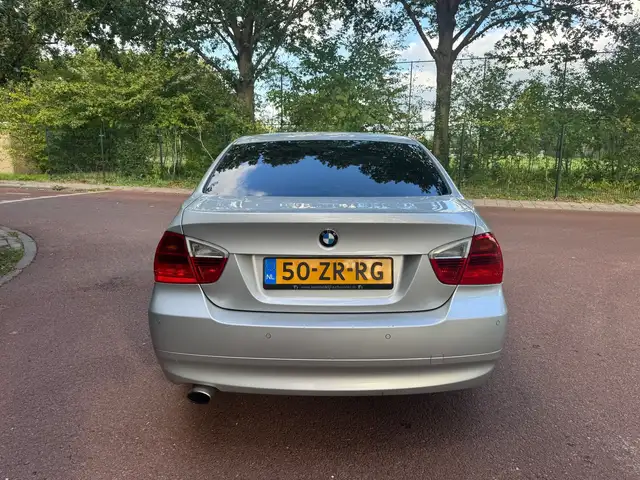 BMW 3 Series view 5