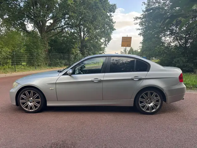 BMW 3 Series view 8