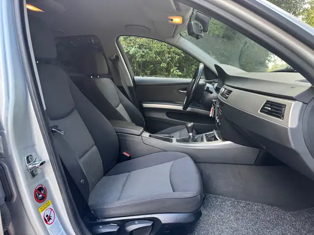 BMW 3 Series view 10