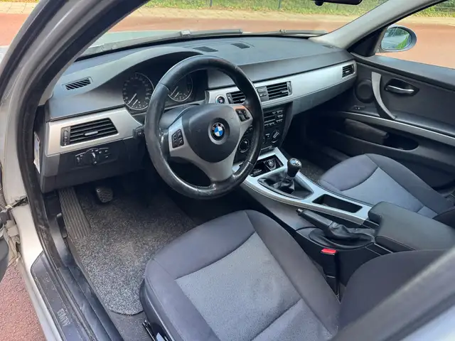 BMW 3 Series view 14