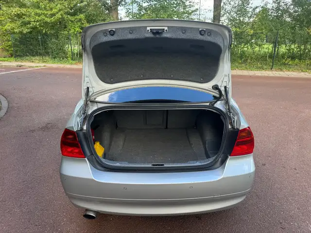 BMW 3 Series view 9