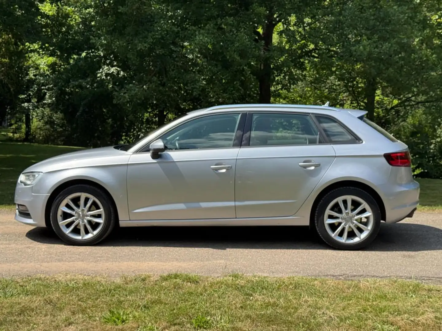 Audi A3 Sportback 1.2 TFSI Attraction Grijs - 2