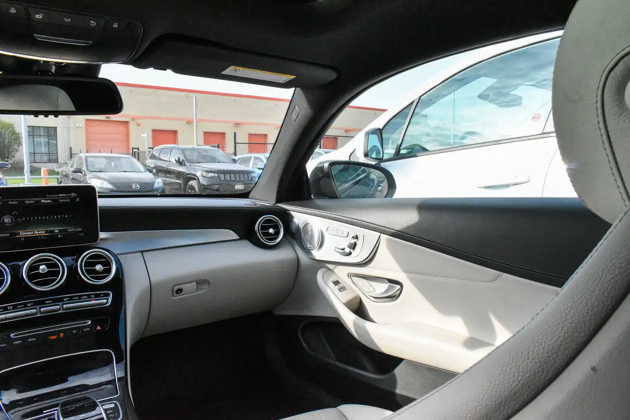 Mercedes-Benz C-Class снимка Mercedes-Benz C-Class
