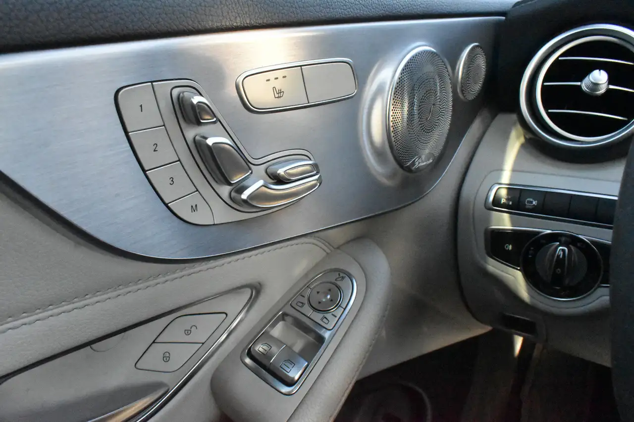 Mercedes-Benz C-Class снимка Mercedes-Benz C-Class