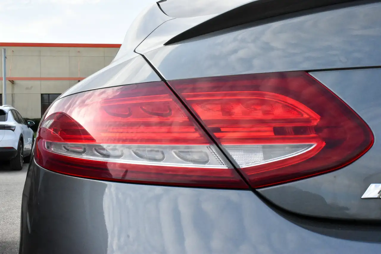 Mercedes-Benz C-Class снимка Mercedes-Benz C-Class